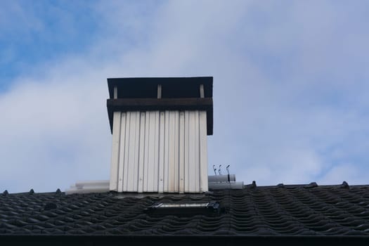 Chimney is renovated and renovated by inserting a plastic pipe or stainless steel pipe in the chimney.