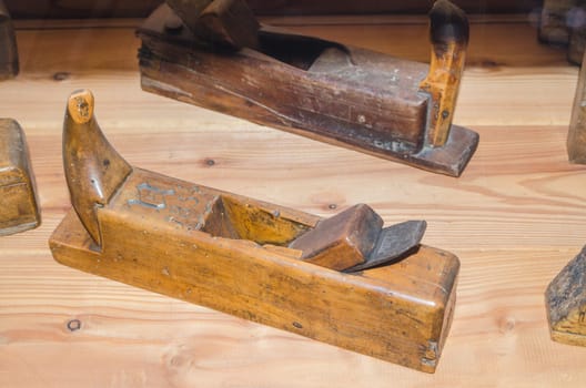 Wood planing tool to customize and beautify wood