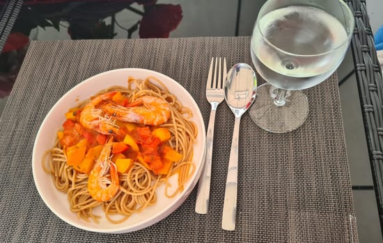 Spaghetti with shrimps and tomatoes