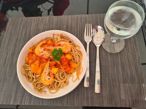 Spaghetti with shrimps and tomatoes