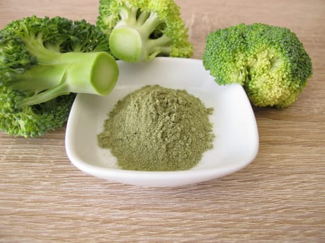 Green broccoli powder from dried broccoli