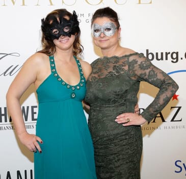 Jenny Falckenberg und Stefanie Strasburger, Bal Masque 2015 im Museum fuer Kunst und Gewerbe Hamburg am 21.03.2015