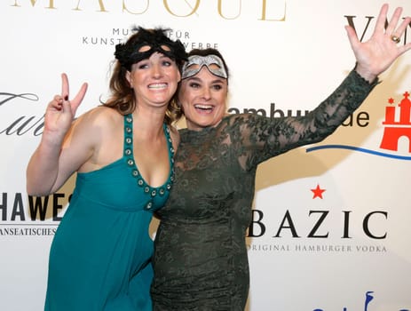 Jenny Falckenberg und Stefanie Strasburger, Bal Masque 2015 im Museum fuer Kunst und Gewerbe Hamburg am 21.03.2015