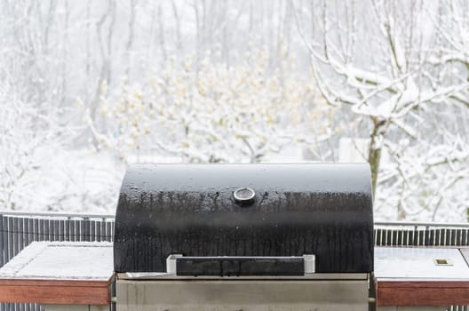 Barbecue on the balcony in the snowstorm.
