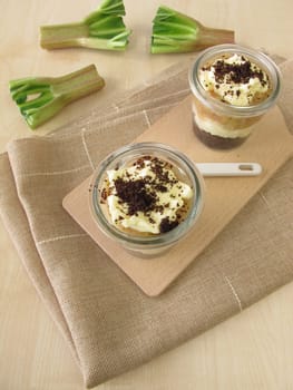 Cake without baking with rhubarb and chocolate biscuit bottom