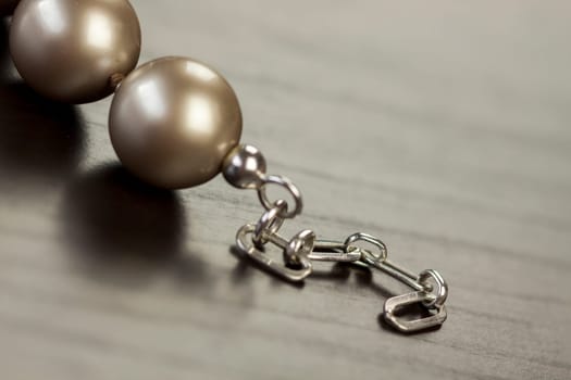 Necklace necklace bracelet with pearls cultured pearls as close-up on dark hind mouth
