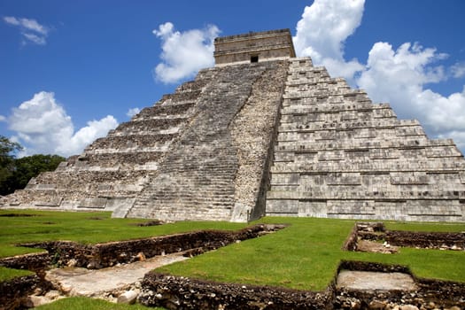 Ancient Mayan pyramid, Kukulcan Temple at Chichen Itza, Yucatan, Mexico