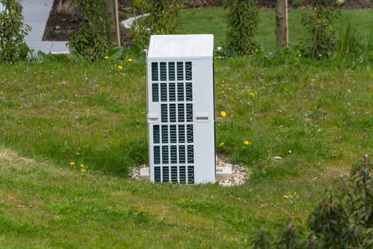 Air heat pump for heating and air conditioning unit for air conditioning of a house