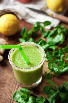 Founder Smoothie with field salad
