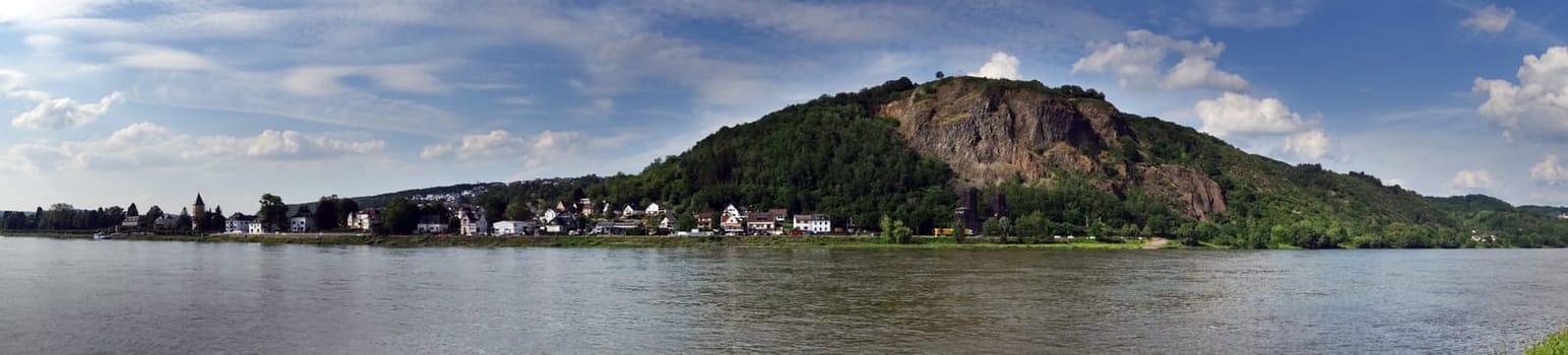 Blick von Remagen über den Rhein auf die Erpeler Ley, einen Basaltfelsen im Mittelrheintal, Remagen, Rheinland-Pfalz, Deutschland
