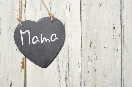 Heart-shaped slate board with the inscription Mama