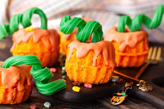 Little pumpkin cakes, mini bundt cake for Halloween