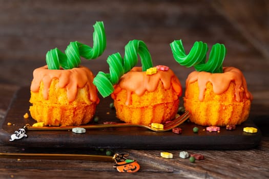 Little pumpkin cakes, mini bundt cake for Halloween