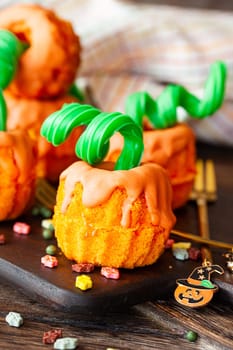 Little pumpkin cakes, mini bundt cake for Halloween
