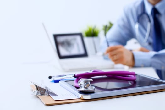 Professional doctor working in hospital office or clinic with other doctors, nurse and surgeon. Medical technology research institute and doctor staff service ... Ver más