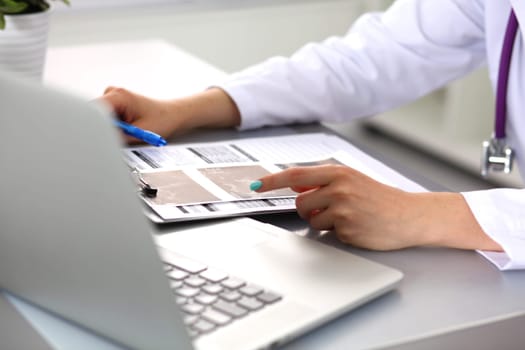 Professional doctor working in hospital office or clinic with other doctors, nurse and surgeon. Medical technology research institute and doctor staff service ... Ver más