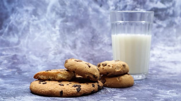 American gluten free chocolate chip cookies with glass glass of vegetable milk on gray background. Chocolate chip cookies. Sweet pastries, dessert. Culinary background. Copy space