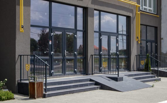 Construction primarily for shops, offices and commercial premises. Sale and rental of real estate in the reference building. The apartment is on the ground floor