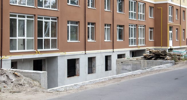 Commercial space for a shop or salon. Construction primarily for shops, offices and commercial premises. Sale and rental of real estate in a reference building. The apartment is on the first floor