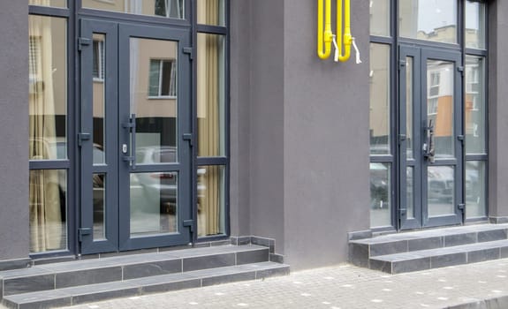 Commercial space for a shop or salon. Construction primarily for shops, offices and commercial premises. Sale and rental of real estate in a reference building. The apartment is on the first floor