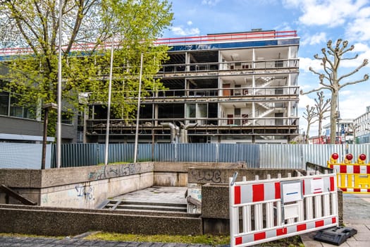 Demolition of a multi storey office complex in a city