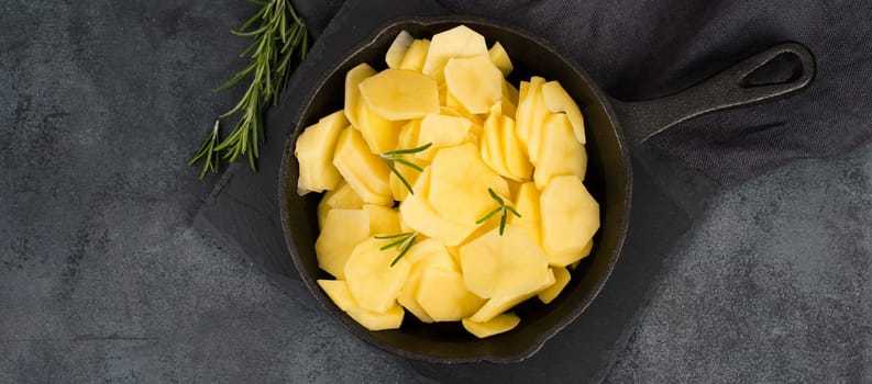 Potatoes in a pan with rosmarine, pepper and olive oil