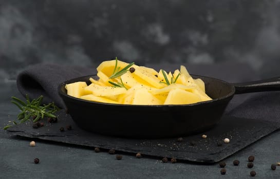Potatoes in a pan with rosmarine, pepper and olive oil