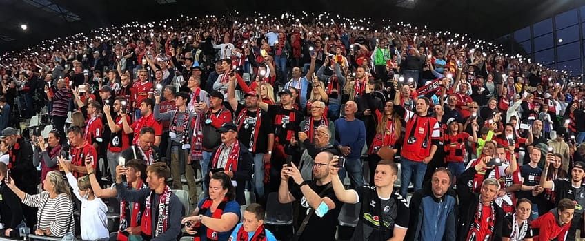 Christmas mood in late summer: As a farewell,thousands of smartphones of the Fas lit up the wide circle of the Dreisamstadion of Freiburg after the game of the .1. FBL: 21-22: 6. Sptg. SC Freiburg vs FC Augsburg.. DFL REGULATIONS PROHIBIT ANY USE OF PHOTOGRAPHS AS IMAGE SEQUENCES AND/OR QUASI-VIDEONann.. Photo: Joachim Hahne/johapress