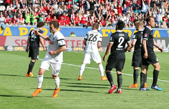 Goalscorer Admir Mehmedi (Freiburg) turns off cheering,next door the disappointed players of Mainz .... 14/15 Bundesliga