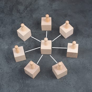 One person is standing in the middle of the circle and connects through lines to the other people of the group