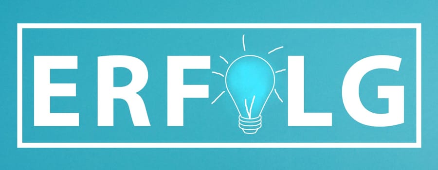 The word success is standing in german language on a blue colored background, light bulb between the letters