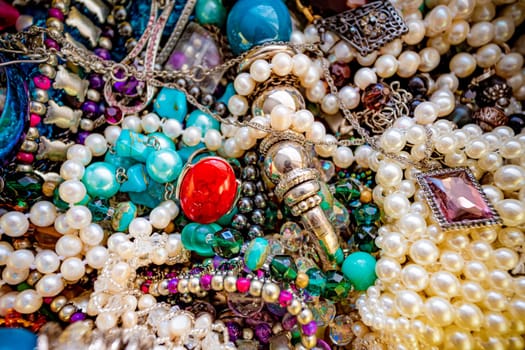 Many fashionable women's jewelry and bracelets for hand