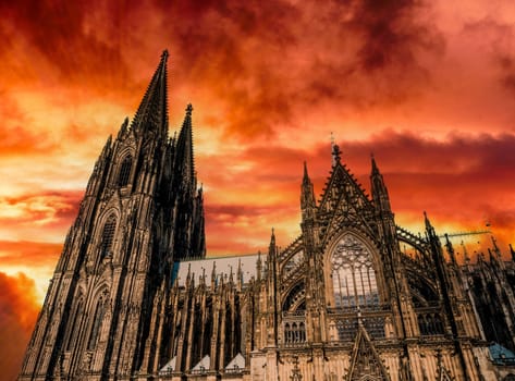 Germany, Cologne, view to Cologne Cathedral from below at sunset