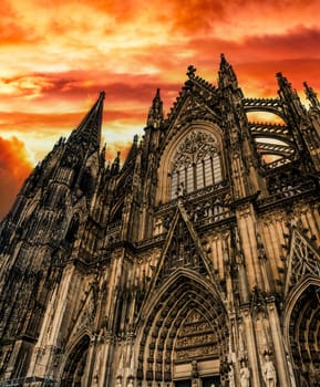 Germany, Cologne, view to Cologne Cathedral from below at sunset