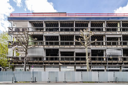 Demolition of a multi storey office complex with barriers of aluminium wall