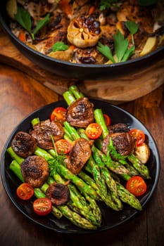 Green asparagus salad with roasted mushrooms and red wine