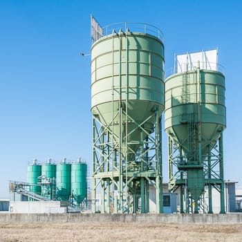 Industrial silos for the production of cement