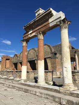 Pompei arch