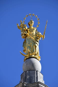 The Marienbrunnen on Residenzplatz in Eichstätt was built in the Baroque style between 1777 and 1780. The figure of the Holy Mother of God stands on the pillar of the well.