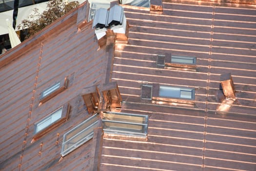 Because the durable copper sheet is soft and therefore easily deformable,it is suitable for many roof shapes,such as here for a gable roof. When the copper roof is new,it shines.