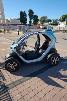 Resumen: Civitavecchia, Italy - December 19, 2024: An electric information car parked in Civitavecchia, offering tourist assistance. The vehicle is compact and eco-friendly, promoting urban mobility.