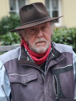 Künstler Gunter Demnig bei Stolpersteine Aktion am 11.11.2021 Magdeburg