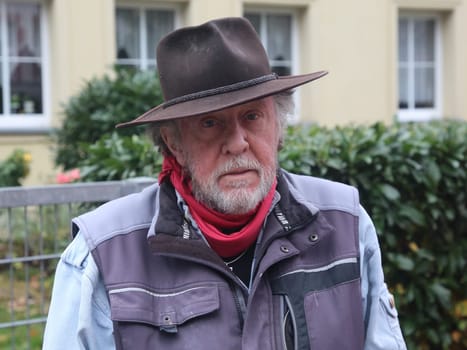 Künstler Gunter Demnig bei Stolpersteine Aktion am 11.11.2021 Magdeburg