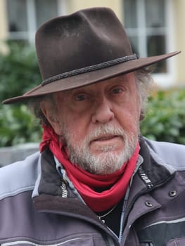 Künstler Gunter Demnig bei Stolpersteine Aktion am 11.11.2021 Magdeburg