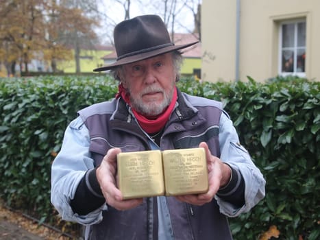 Künstler Gunter Demnig mit Stolpersteine Aktion 12.11.2021 in Salzgitter