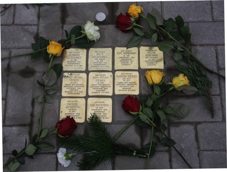 Gunter Demnig verlegte Stolpersteine mit Blumen am 11.11.2021 Magdeburg