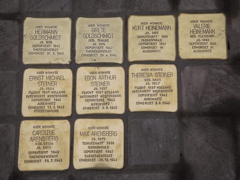 Gunter Demnig verlegte Stolpersteine mit Blumen am 11.11.2021 Magdeburg
