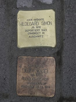 Gunter Demnig verlegte Stolpersteine mit Blumen am 11.11.2021 Magdeburg