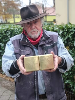 Künstler Gunter Demnig mit Stolpersteine Aktion 12.11.2021 in Salzgitter