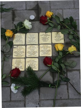 Gunter Demnig verlegte Stolpersteine mit Blumen am 11.11.2021 Magdeburg